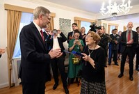 Premiér Petr Fiala v pondělí v rámci návštěvy Washingtonu udělil medaili Karla Kramáře Janě Kánské, dceři Milady Horákové